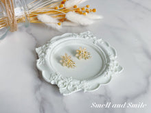 Load image into Gallery viewer, Vintage Flower Framed Candle Tray/Jewellery Display
